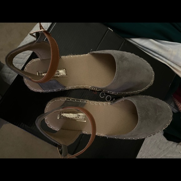 NEW grey closed front shoes - Picture 3 of 4